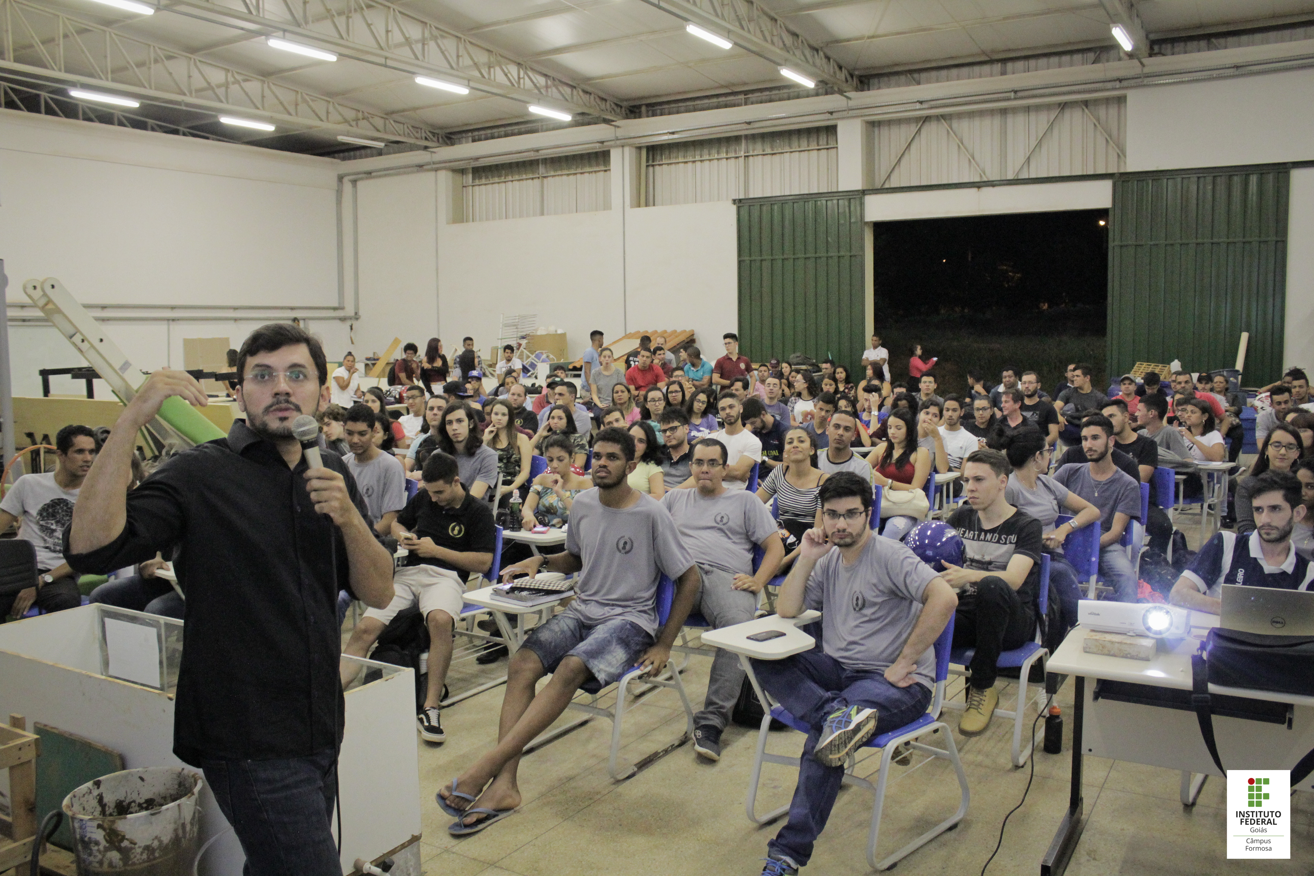 Professor André explica estudo de caso do rompimento de barragem de Brumadinho